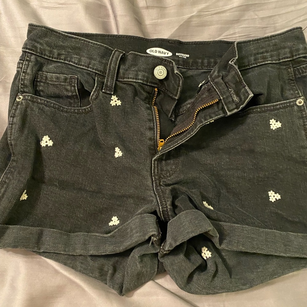 Black jean shorts with daisies
